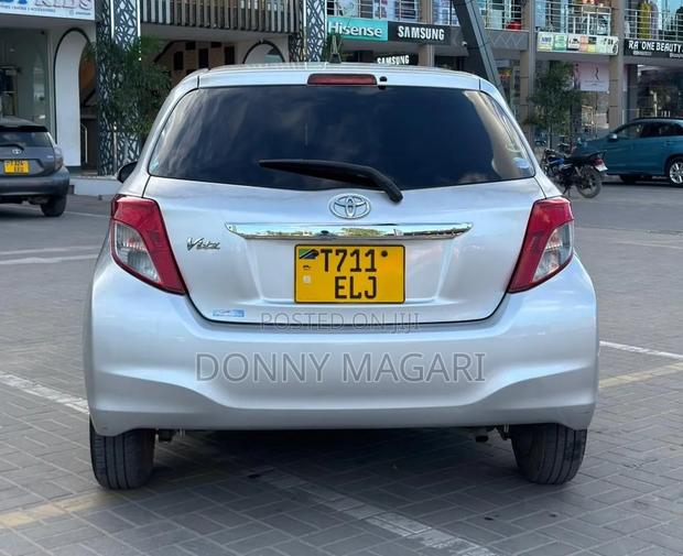 Toyota Vitz 2013 Silver