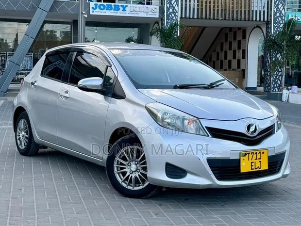 Toyota Vitz 2013 Silver