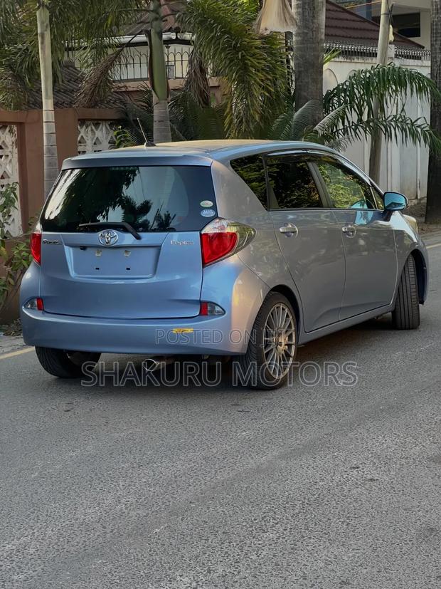 Toyota Ractis 2010 Blue