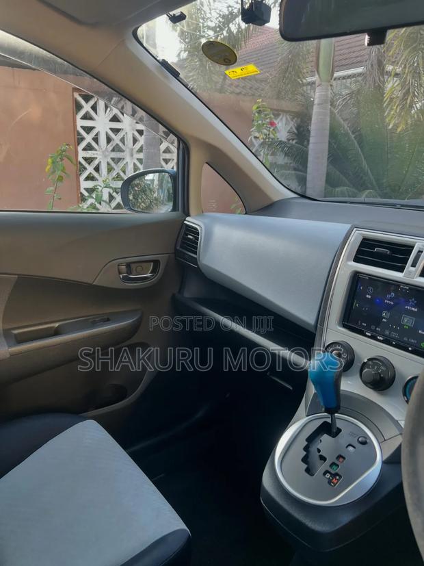Toyota Ractis 2010 Blue