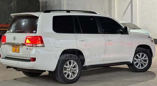 Toyota Land Cruiser 2018 White
