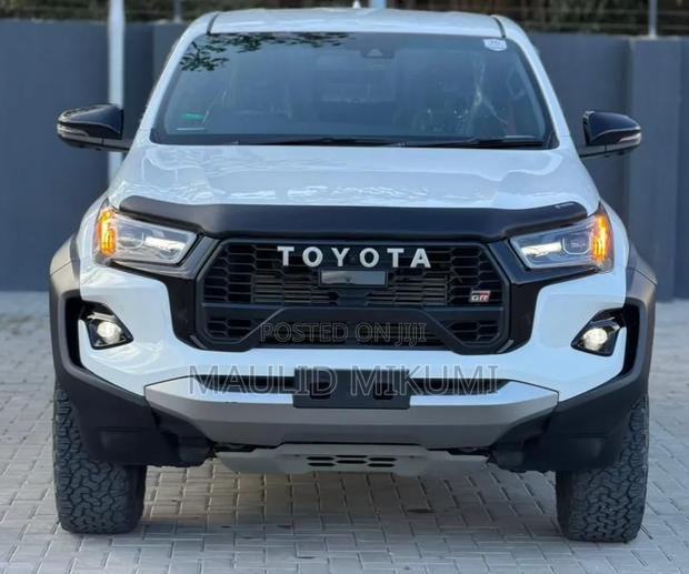 Toyota Hilux 2025 White