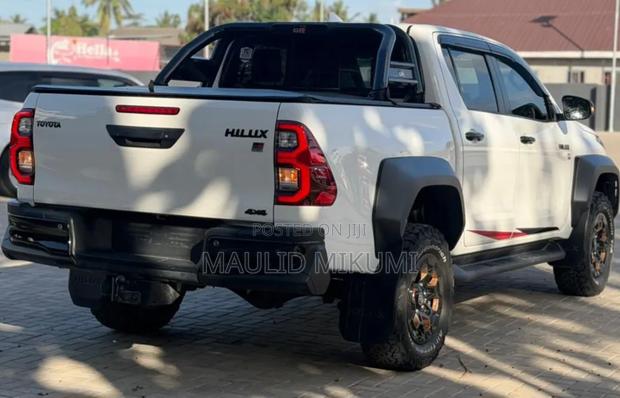Toyota Hilux 2025 White