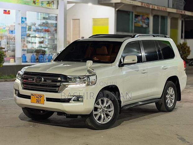 Toyota Land Cruiser 4.5 V8 VXR 2018 White