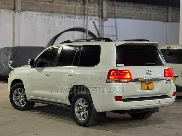 Toyota Land Cruiser 4.5 V8 VXR 2018 White