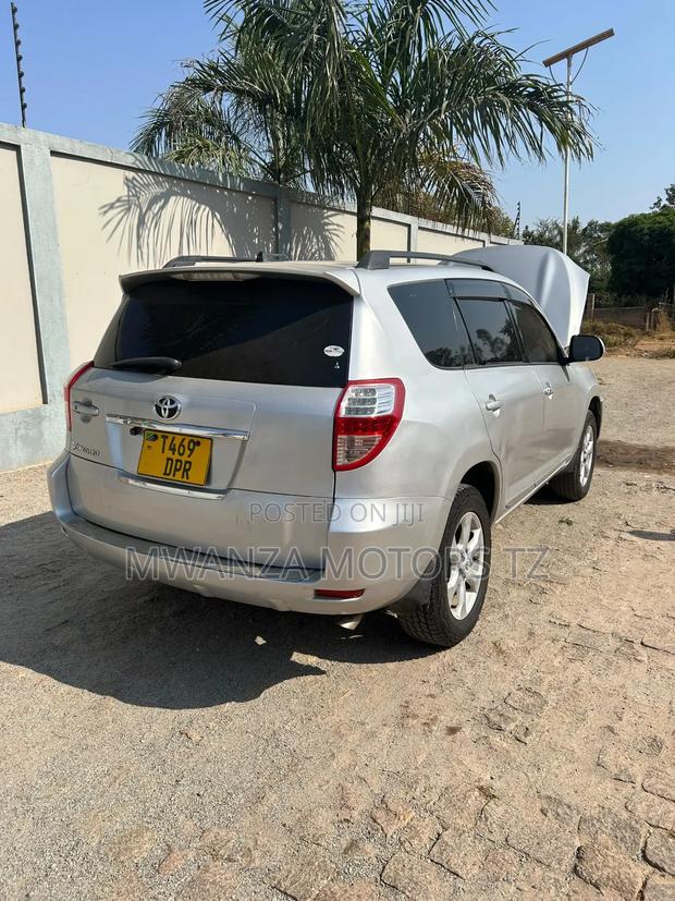 Toyota Vanguard 2010 Silver