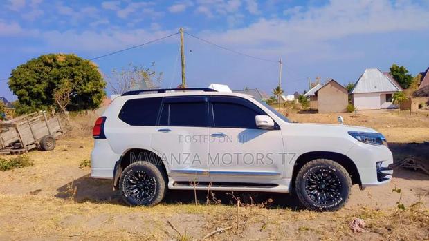 Toyota Land Cruiser Prado 2017 White
