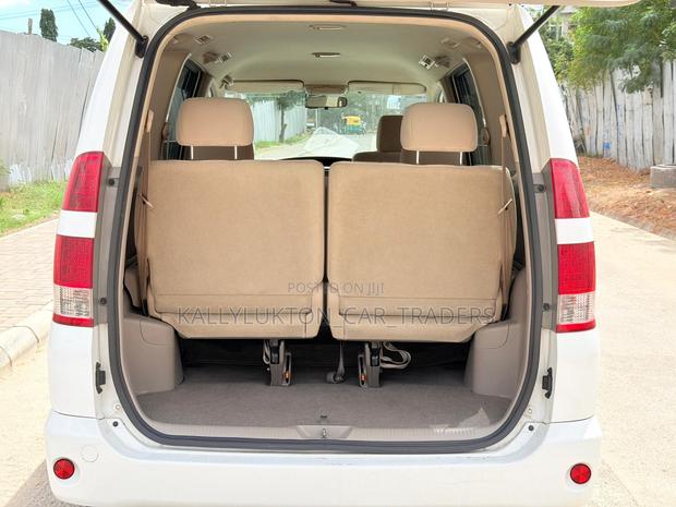 Toyota Noah 2005 White
