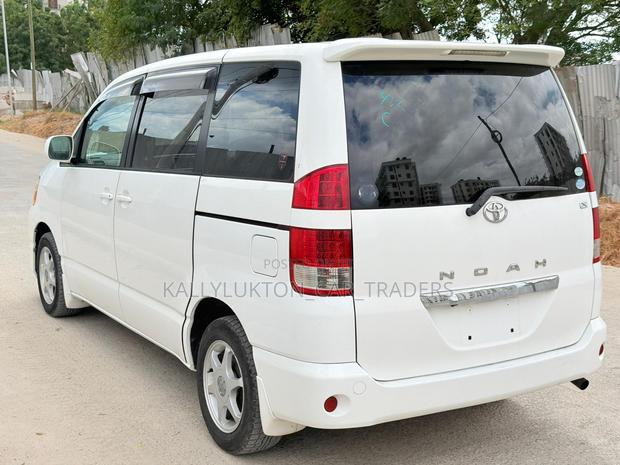 Toyota Noah 2005 White
