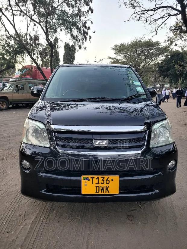 Toyota Noah 2005 Black