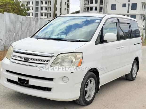 New Toyota Noah 2005 White