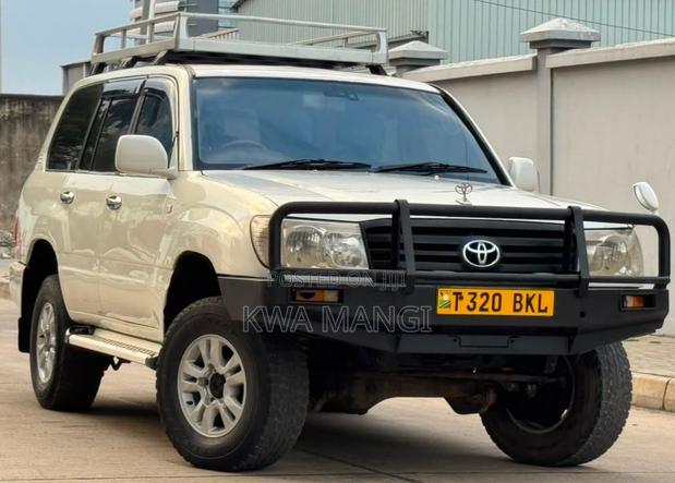 Toyota Land Cruiser 2001 White