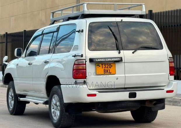 Toyota Land Cruiser 2001 White