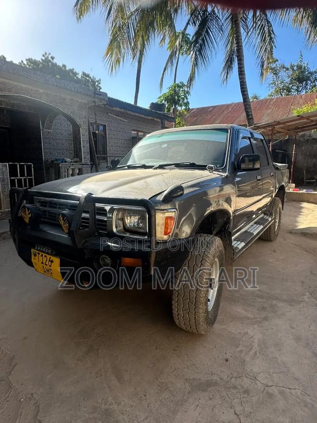 Toyota Hilux 2002 Black