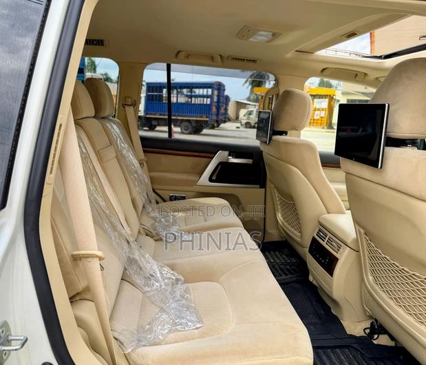Toyota Land Cruiser 2017 White