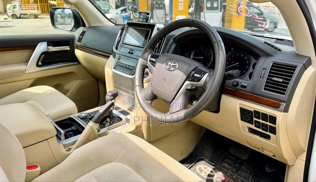 Toyota Land Cruiser 2017 White