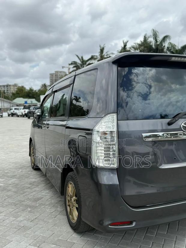 Toyota Noah 2008 Gray