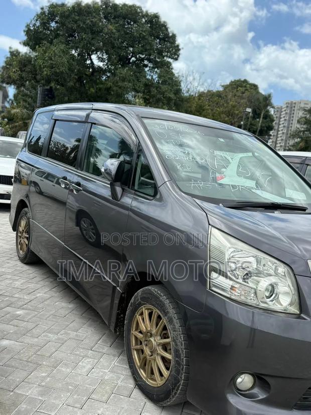 Toyota Noah 2008 Gray