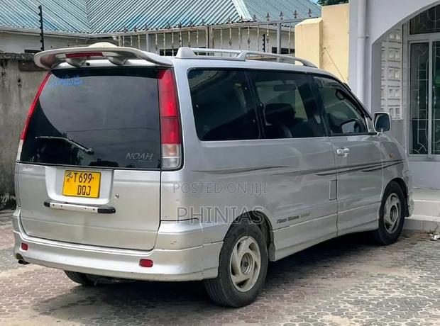 Toyota TownAce Noah 2000 Silver