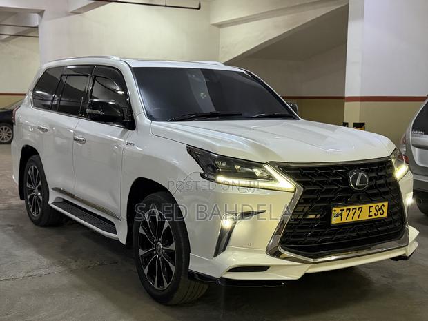 Lexus LX 570 AWD 2021 White