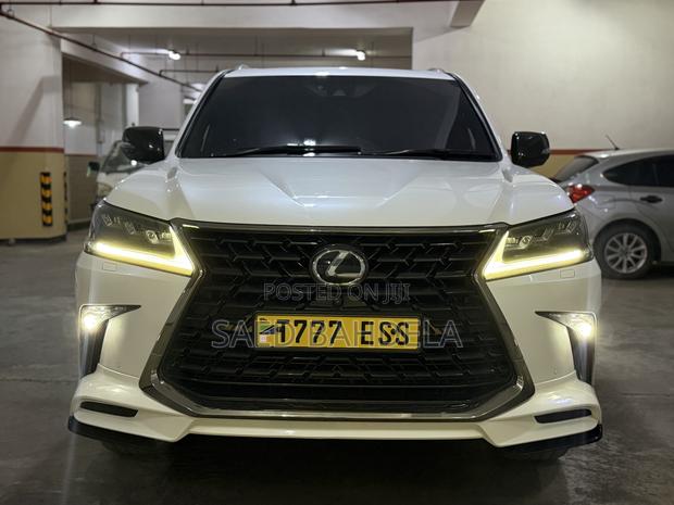 Lexus LX 570 AWD 2021 White