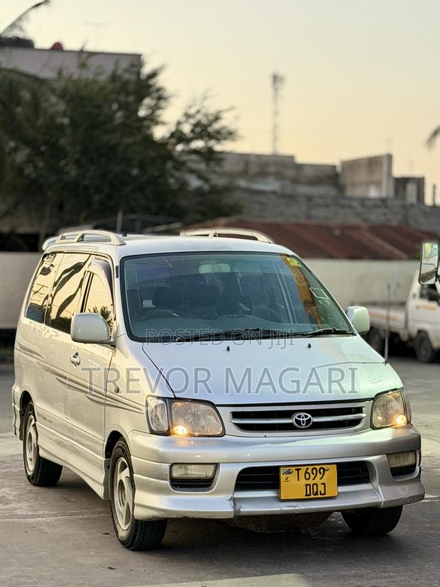 Toyota Noah 2005 Silver