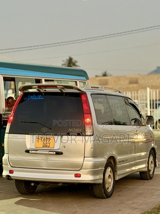 Toyota Noah 2005 Silver