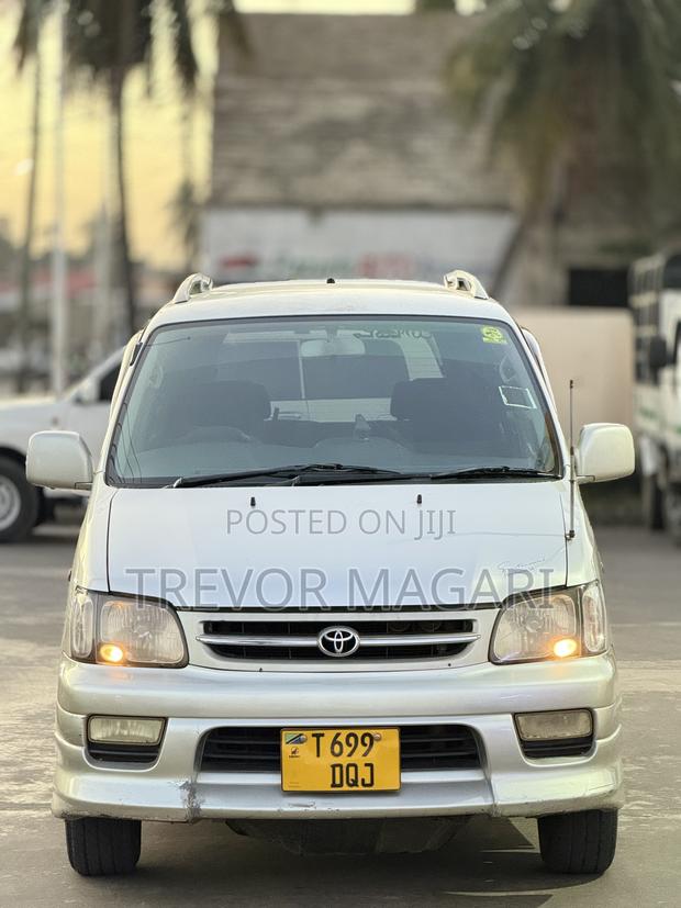 Toyota Noah 2005 Silver
