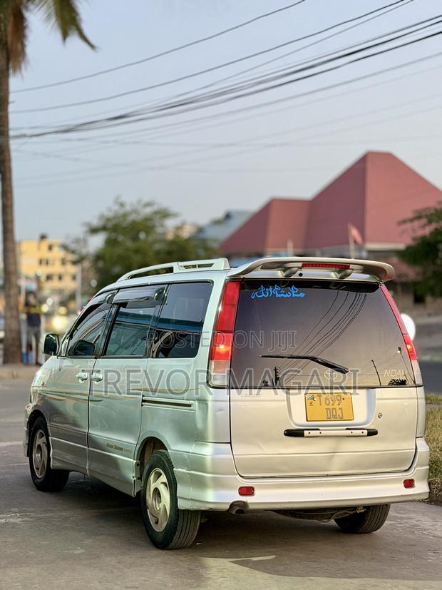 Toyota Noah 2005 Silver