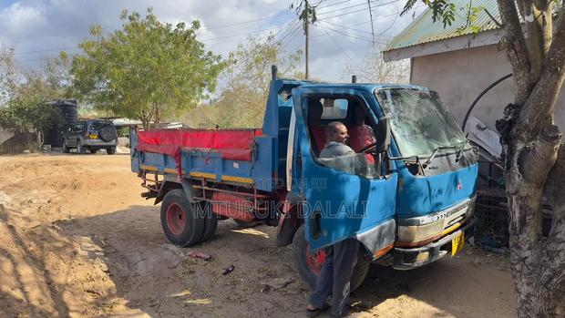Mitsubishi Canter 1988 Blue