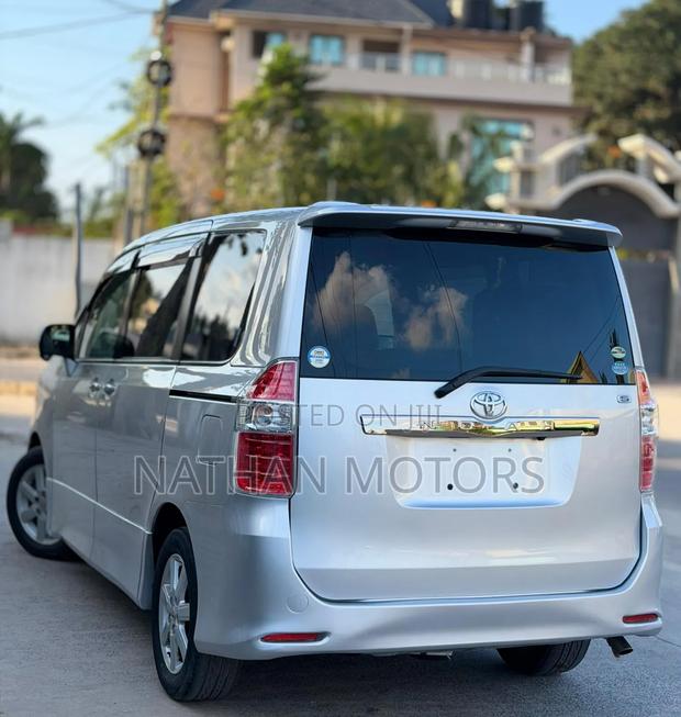 Toyota Noah 2008 Silver