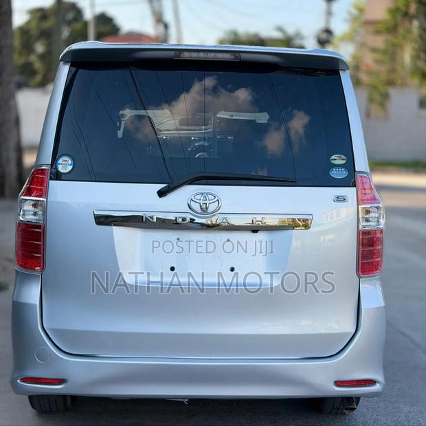 Toyota Noah 2008 Silver