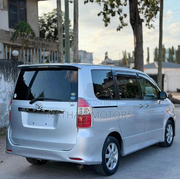 Toyota Noah 2008 Silver
