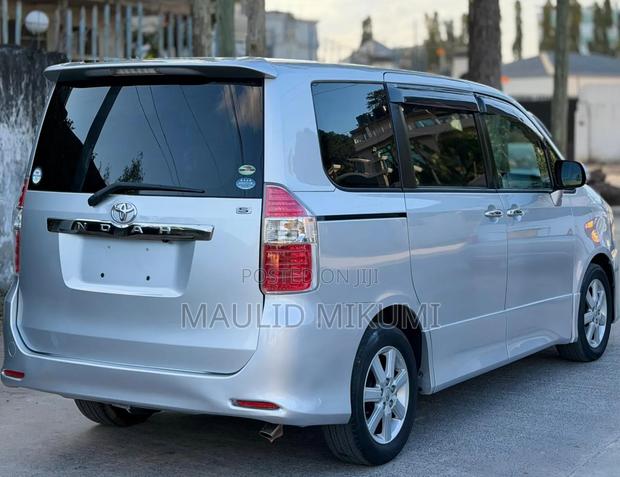 Toyota Noah 2008 Silver
