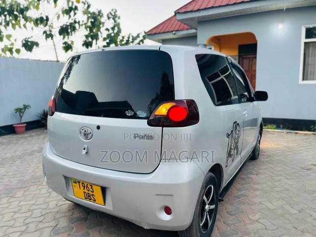 Toyota Porte 2004 Silver