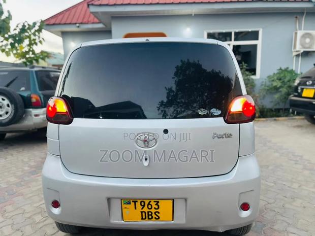 Toyota Porte 2004 Silver
