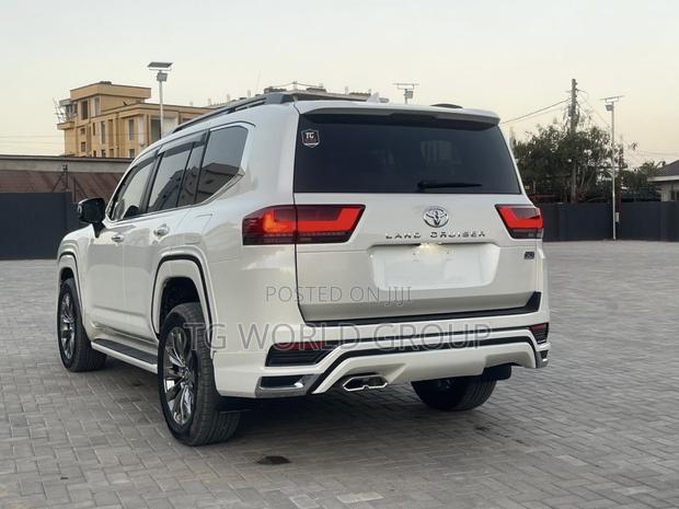 Toyota Land Cruiser LC300 2024 White