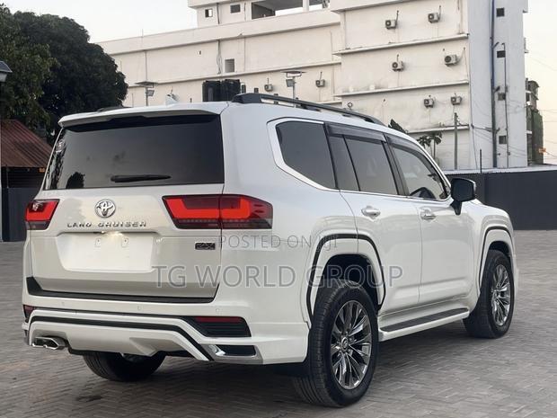 Toyota Land Cruiser LC300 2024 White
