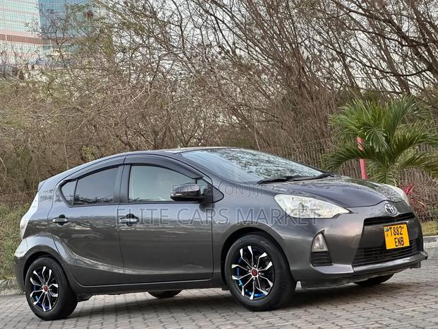 Toyota Aqua 2012 Gray