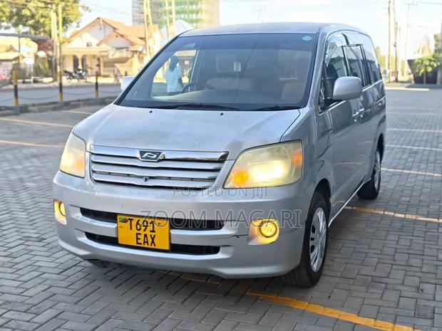 Toyota Noah 2005 Silver