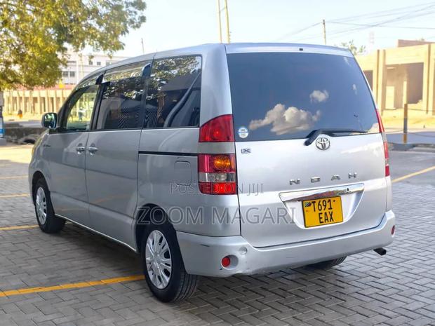 Toyota Noah 2005 Silver