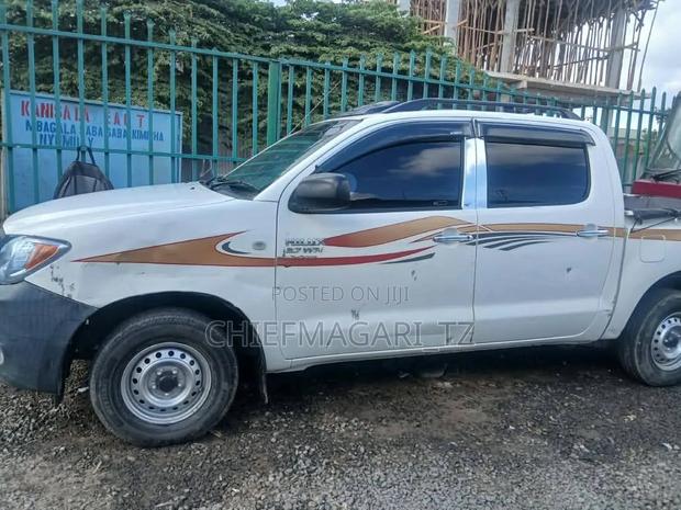 Toyota Hilux 2010 White