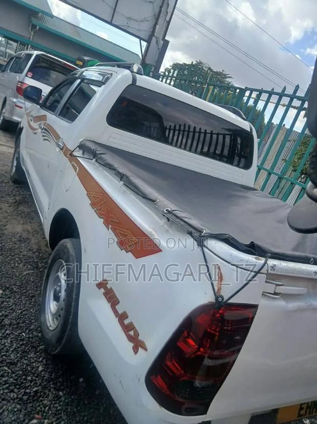 Toyota Hilux 2010 White