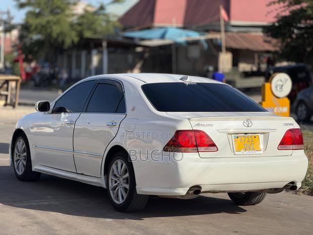 Toyota Crown 2006 White