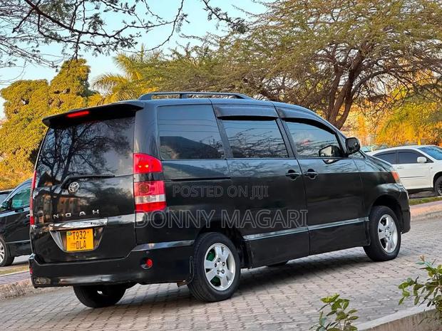 Toyota Noah 2004 Black