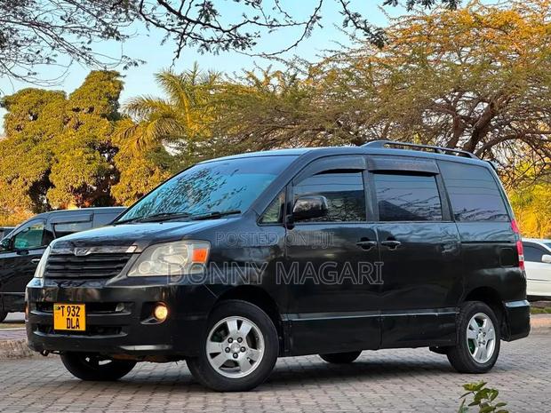 Toyota Noah 2004 Black