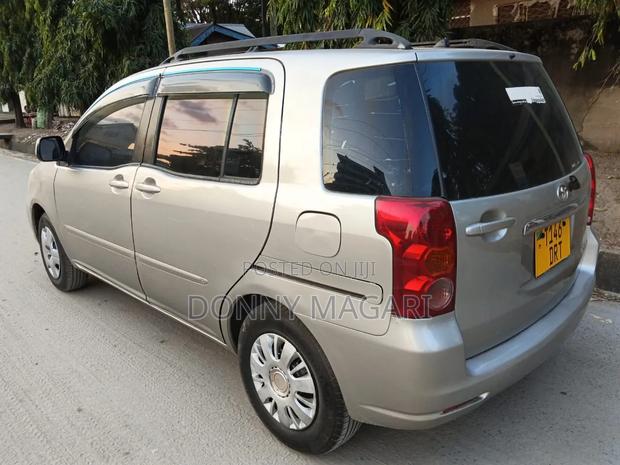 Toyota Raum 2004 Silver