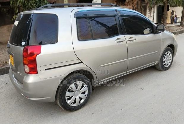 Toyota Raum 2004 Silver