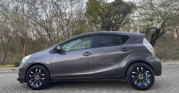 Toyota Aqua 2012 Gray