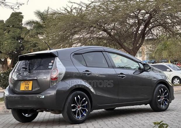Toyota Aqua 2011 Gray